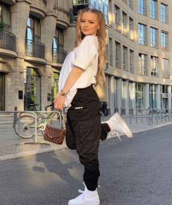 Нежная и игривая леди подарит тебе незабываемое наслаждение и расслабление после тяжелого дня. Звони, не пожалеешь! 12527, 23 года